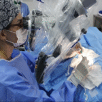 Procedimento cirúrgico inovador realizado na Santa Casa de Marília faz paciente de 22 anos recuperar a audição. Durante a cirurgia, foi implantado um dispositivo auditivo ancorado ao osso, conhecido como BAHA