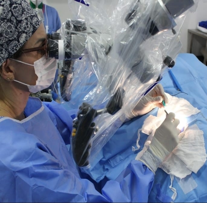 Procedimento cirúrgico inovador realizado na Santa Casa de Marília faz paciente de 22 anos recuperar a audição. Durante a cirurgia, foi implantado um dispositivo auditivo ancorado ao osso, conhecido como BAHA