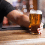 Você sabe por que os universitários bebem tanto? Pesquisa revela ansiedade, tristeza, medo e culpa com a mudança de vida. Tem solução. Entenda e compartilhe