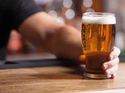 Você sabe por que os universitários bebem tanto? Pesquisa revela ansiedade, tristeza, medo e culpa com a mudança de vida. Tem solução. Entenda e compartilhe