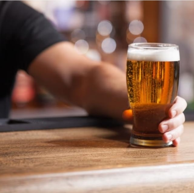 Você sabe por que os universitários bebem tanto? Pesquisa revela ansiedade, tristeza, medo e culpa com a mudança de vida. Tem solução. Entenda e compartilhe