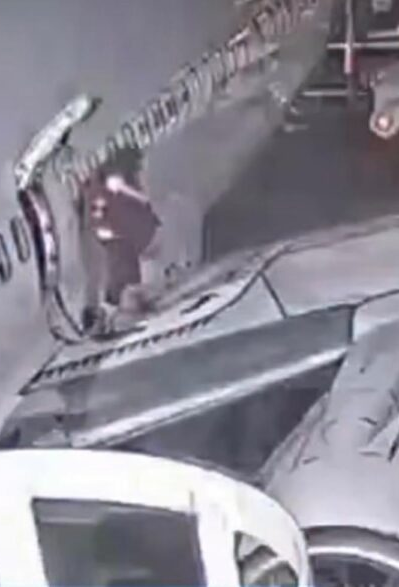 Surto Após Aterrissagem: Passageira Abre Saída de Emergência e Caminha Pela Asa; VEJA VÍDEO