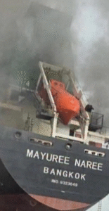 ESCALADA DE TENSÃO NO GOLFO: Navio Britânico é Atingido no Estreito de Ormuz e Tripulação Precisa Ser Evacuada; VEJA IMAGENS