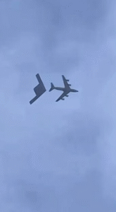 INCRÍVEL: Novo bombardeiro B-21 Raider foi flagrado reabastecendo em voo pela primeira vez na história; VEJA VÍDEO