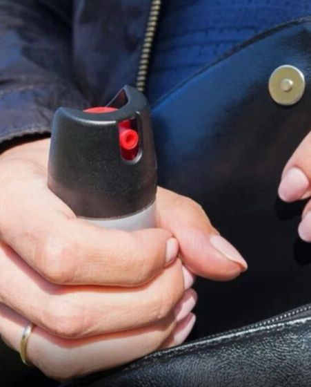 Câmara aprova porte de spray de pimenta usado por polícia a mulheres; VEJA REQUISITOS