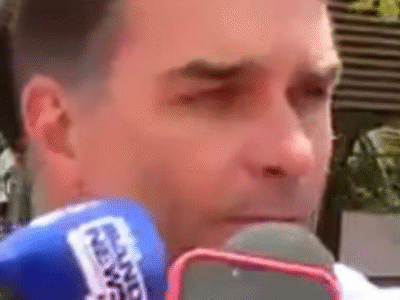 ‘Estão brincando com a vida do meu pai’, diz Flávio Bolsonaro em coletiva; ASSISTA VÍDEO