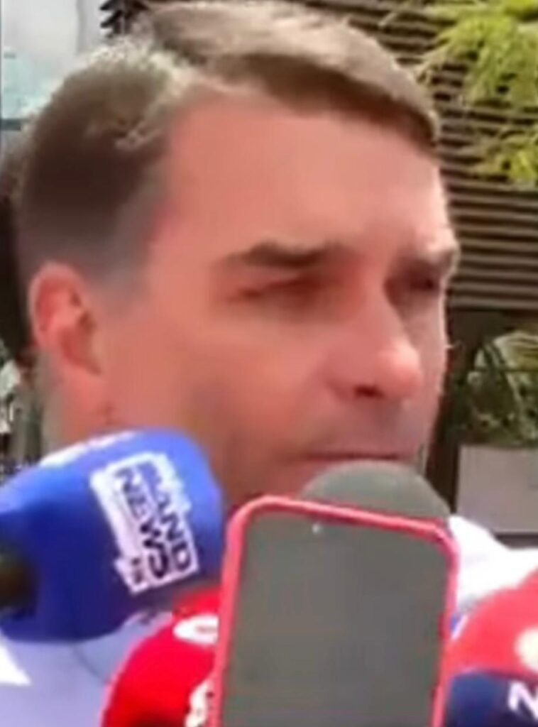 ‘Estão brincando com a vida do meu pai’, diz Flávio Bolsonaro em coletiva; ASSISTA VÍDEO