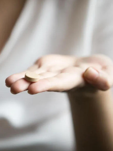 Comida pode interferir no remédio? Entenda como isso corre; CONFIRA: