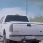 CAÇADA IMPLACÁVEL: Polícia dos EUA Usa Laço High-Tech e Derruba Carro Fugitivo em Segundos; VEJA VÍDEO