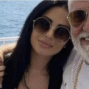 Motorista de táxi aluga iate, usa corrente de ouro falso se finge bilionário e passa noite com modelo brasileira