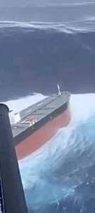 IMPRESSIONANTE: Imagens mostram petroleiro enfrentando ondas gigantescas; VEJA VÍDEO