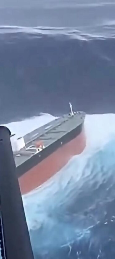 IMPRESSIONANTE: Imagens mostram petroleiro enfrentando ondas gigantescas; VEJA VÍDEO