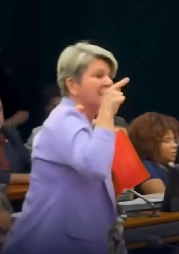 CONFUSÃO: ‘Ele é feio, sujo e ridículo’: participante protesta da sessão da comissão da mulher; VEJA VÍDEO