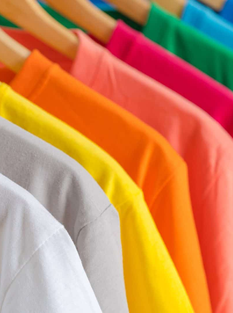 Fim do sabão em pó! Spray inovador faz a sujeira “escorregar” da roupa apenas com água