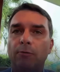 Flávio Bolsonaro reage fortemente após domiciliar de apenas 90 dias concedida a Bolsonaro; VEJA VÍDEO