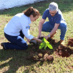 HBU e Prefeitura de Echaporã realizam plantio de mudas frutíferas na UPA. iniciativa que une cuidado com a saúde e preservação ambiental
