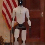 Imagens mostra momento em que robô humanóide acompanha Melania Trump em evento na Casa Branca; ASSISTA VÍDEO