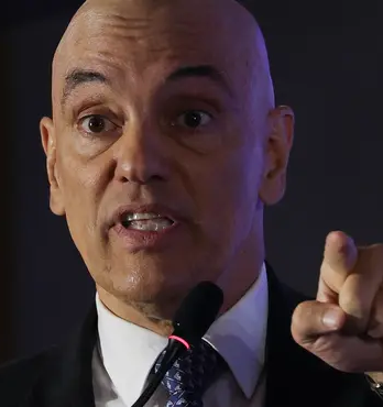 No momento, você está visualizando URGENTE: Moraes multa caminhoneiros que protestaram contra eleição de Lula em 7 bilhões;