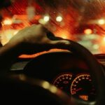 CONFUSÃO: homem é condenado por dirigir nu com o marido da amante no capô do carro