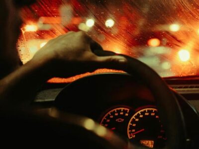 CONFUSÃO: homem é condenado por dirigir nu com o marido da amante no capô do carro