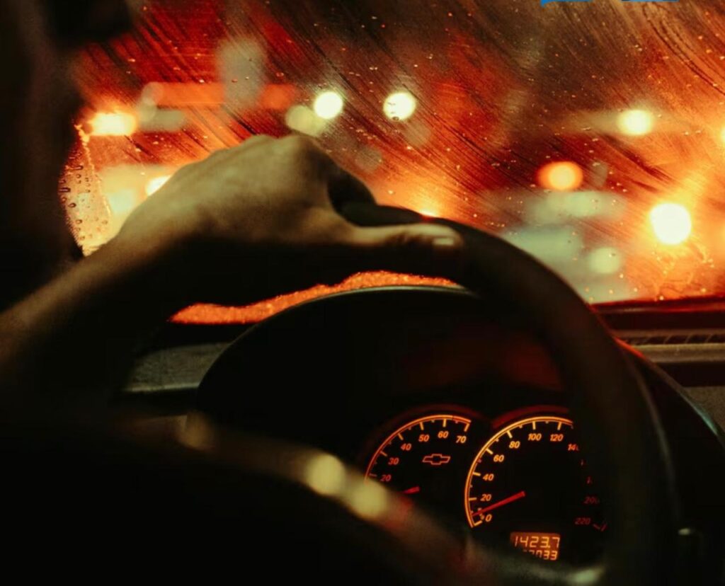 No momento, você está visualizando CONFUSÃO: homem é condenado por dirigir nu com o marido da amante no capô do carro