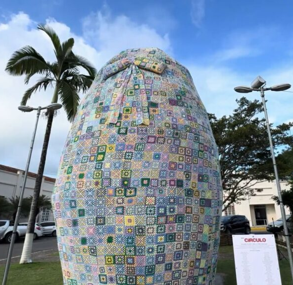 No momento, você está visualizando “Um sonho”: Ovo de Páscoa gigante de crochê é produzido artesanalmente por 60 pessoas; VEJA: