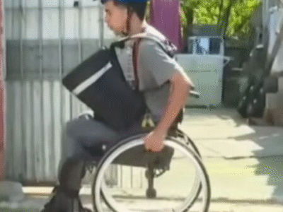 Esforço de entregador cadeirante sensibiliza internet e ganha triciclo em SC; VEJA DETALHES DESSA HISTÓRIA: