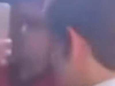 João Campos guarda rapidamente cordão de ouro antes de evento público; ASSISTA VÍDEO