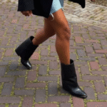 Aposente a bota montaria: a ‘bota tubarão’ com capa é o único calçado que você precisa