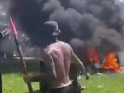 URGENTE: Indígenas incendeiam caveiras diante do Congresso Nacional em ato do Acampamento Terra Livre; VEJA VÍDEO
