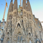 Catedral histórica na Espanha em construção há mais de um século recebe 4,8 milhões de turistas, surpreende pela grandiosidade arquitetônica e promete ser a inauguração do século em 2026