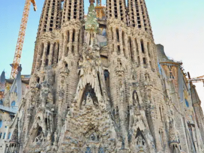 Catedral histórica na Espanha em construção há mais de um século recebe 4,8 milhões de turistas, surpreende pela grandiosidade arquitetônica e promete ser a inauguração do século em 2026