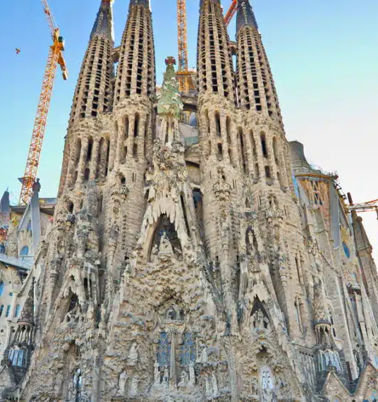 No momento, você está visualizando Catedral histórica na Espanha em construção há mais de um século recebe 4,8 milhões de turistas, surpreende pela grandiosidade arquitetônica e promete ser a inauguração do século em 2026