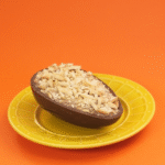 Ovo de Páscoa recheado de palha italiana: criatividade na medida certa. Trouxemos hoje essa deliciosa receita com ingredientes e passo a passo. Faça você mesma (o)