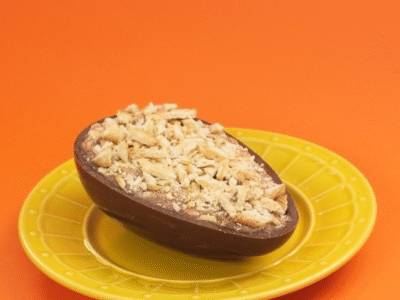 Ovo de Páscoa recheado de palha italiana: criatividade na medida certa. Trouxemos hoje essa deliciosa receita com ingredientes e passo a passo. Faça você mesma (o)