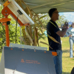 Parceria entre Unimar e Jacto marca primeira colheita de milho no FarmLab. Atuação conjunta integra ensino, pesquisa e tecnologia aplicada ao agronegócio entre empresa, docentes e acadêmicos ao longo de todas as etapas. Veja importância