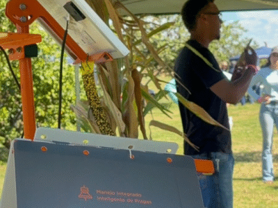 Parceria entre Unimar e Jacto marca primeira colheita de milho no FarmLab. Atuação conjunta integra ensino, pesquisa e tecnologia aplicada ao agronegócio entre empresa, docentes e acadêmicos ao longo de todas as etapas. Veja importância