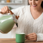 Beber água quente de manhã faz bem? Entenda o novo viral das redes sociais