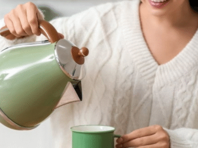 Beber água quente de manhã faz bem? Entenda o novo viral das redes sociais