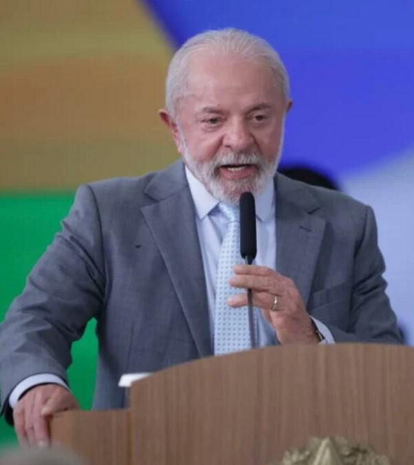 No momento, você está visualizando Sósia de Lula, médico aliado de Bolsonaro transforma aparência em vantagem política