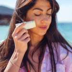 Protetor solar em bastão: veja os pontos de atenção ao usar. Praticidade atrai consumidores, mas atenção às recomendações de dermatologista do Albert Einstein