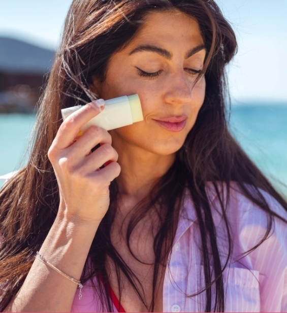 No momento, você está visualizando Protetor solar em bastão: veja os pontos de atenção ao usar. Praticidade atrai consumidores, mas atenção às recomendações de dermatologista do Albert Einstein