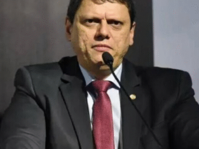 REAÇÃO: Tarcísio se manifesta sobre inquérito aberto por Moraes contra Flávio