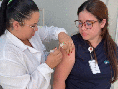 HBU mobiliza colaboradores em campanha de vacinação contra a Influenza. Reforça seu papel na vanguarda da medicina preventiva e do cuidado com quem cuida