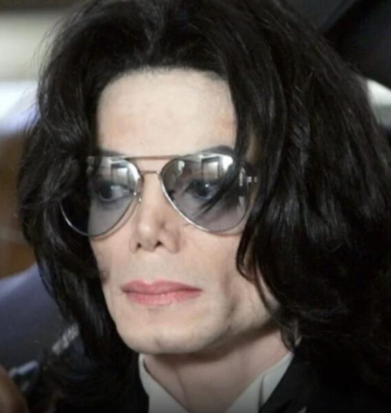 No momento, você está visualizando Diretor de documentário compara Michael Jackson a Jeffrey Epstein e gera forte reação mundial