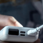 Utilizar carregadores portáteis em voos no Brasil passa a ser proibido; ENTENDA MOTIVO