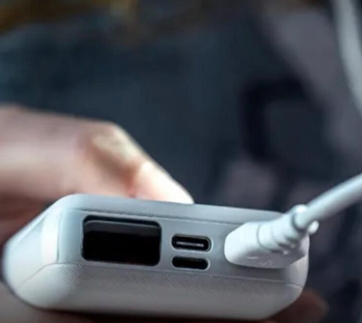 No momento, você está visualizando Utilizar carregadores portáteis em voos no Brasil passa a ser proibido; ENTENDA MOTIVO