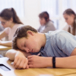 “Jet lag social”: o efeito de dormir tarde e acordar cedo, nova tendência entre os jovens e também adultos. Veja impactos e prejuízos à saúde. Entenda