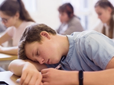 “Jet lag social”: o efeito de dormir tarde e acordar cedo, nova tendência entre os jovens e também adultos. Veja impactos e prejuízos à saúde. Entenda