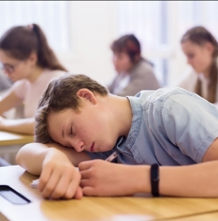 No momento, você está visualizando “Jet lag social”: o efeito de dormir tarde e acordar cedo, nova tendência entre os jovens e também adultos. Veja impactos e prejuízos à saúde. Entenda